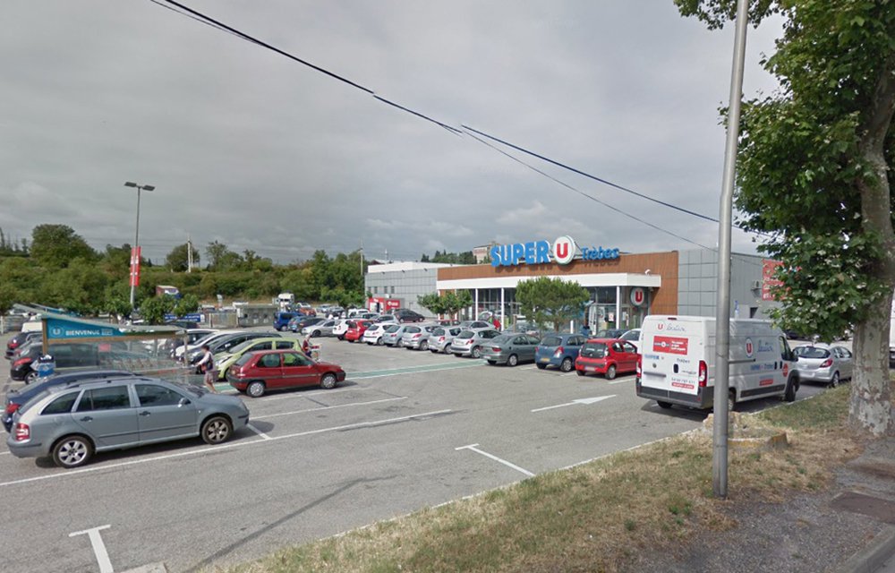 Homem armado troca tiros com a polícia e faz reféns em supermercado na França