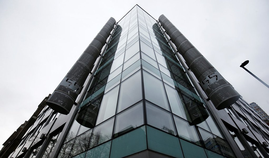 Pacote suspeito é encontrado perto de sede da Cambridge Analytica em Londres