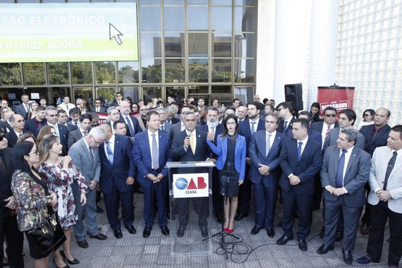 OAB-CE promove ato de desagravo em frente ao Fórum Clóvis Beviláqua