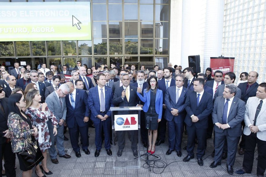 OAB-CE promove ato de desagravo em frente ao Fórum Clóvis Beviláqua