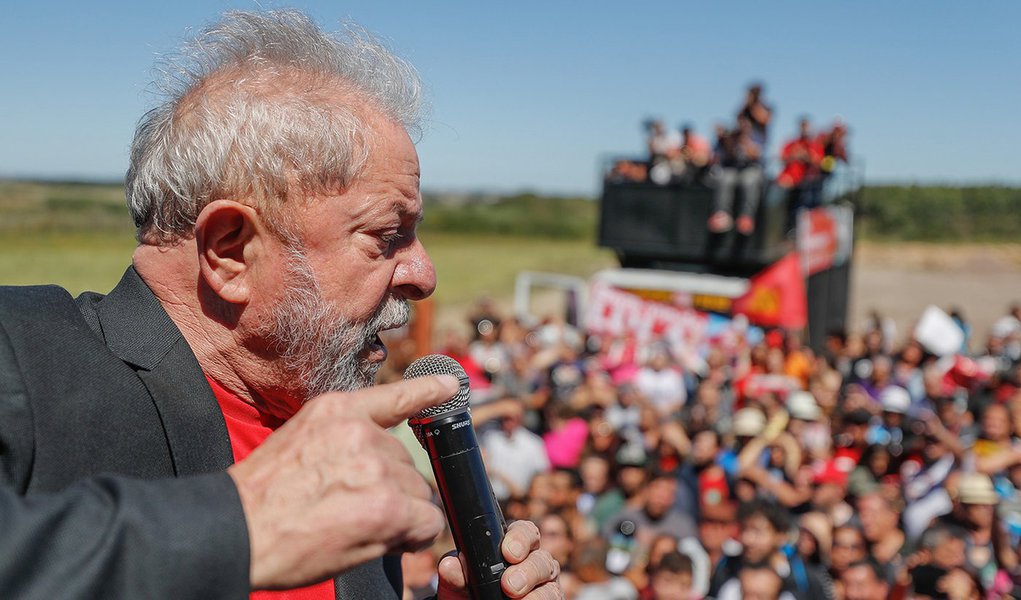 Lula convoca reunião de emergência sobre segurança em caravana