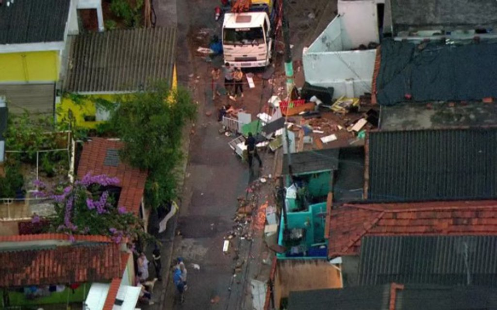 Chuva derruba casas em SP e deixa ao menos uma pessoa morta
