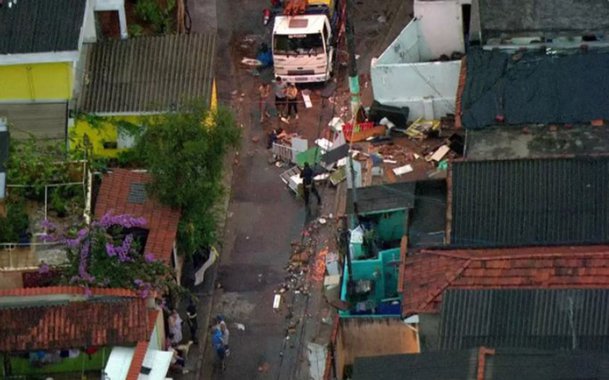 Chuva derruba casas em SP e deixa ao menos uma pessoa morta