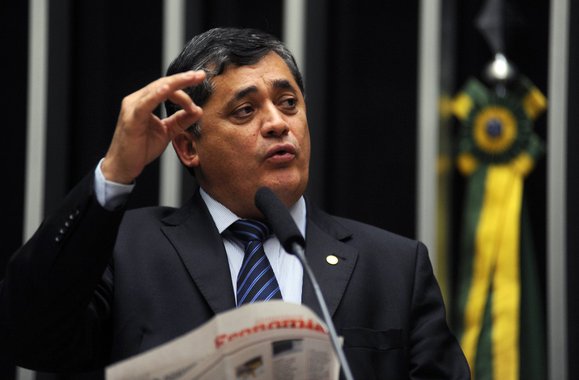 “Mais um golpe nos brasileiros”, diz Guimarães sobre venda da Eletrobras
