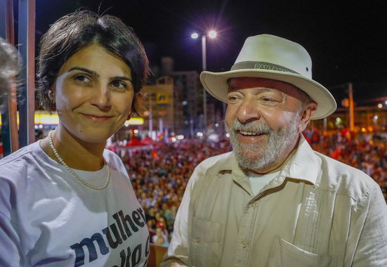 Manuela D'Ávila, afiadíssima, provoca um 'efeito Manu' nas eleições, diz site