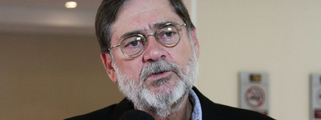 Na caravana de Lula, ex-deputado Paulo Frateschi leva pedrada e tem orelha macerada