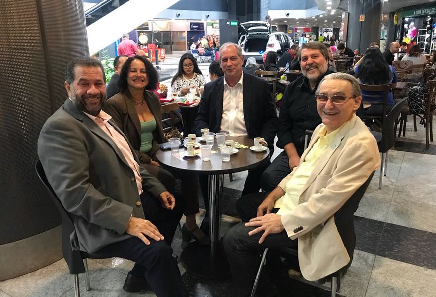 Em busca de apoio, Ciro Gomes se reúne com PCdoB e fala em construção de projeto