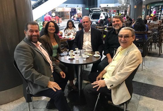 Em busca de apoio, Ciro Gomes se reúne com PCdoB e fala em construção de projeto