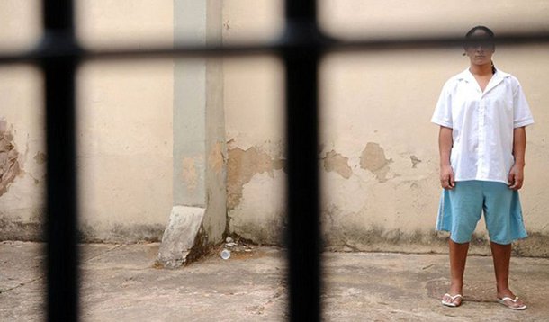 Governos do PSDB têm dificuldade em coibir sinal de celular em presídios