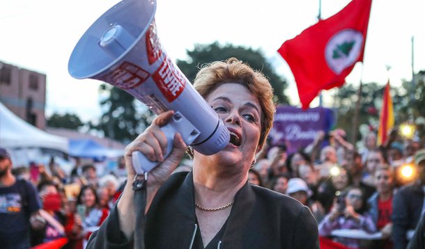 Enquanto Aécio se esconde, Dilma é homenageada
