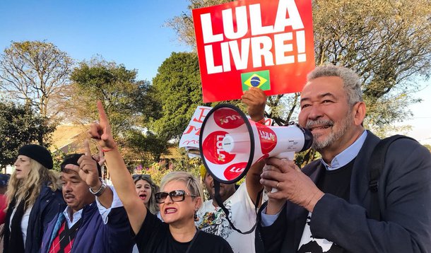 Deputado Paulão leva coletânea de escritores alagoanos a Lula