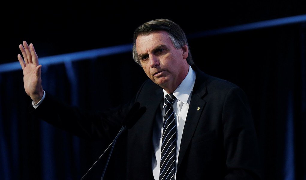 Tijolaço: mídia tenta castrar Bolsonaro, mas pode não conseguir