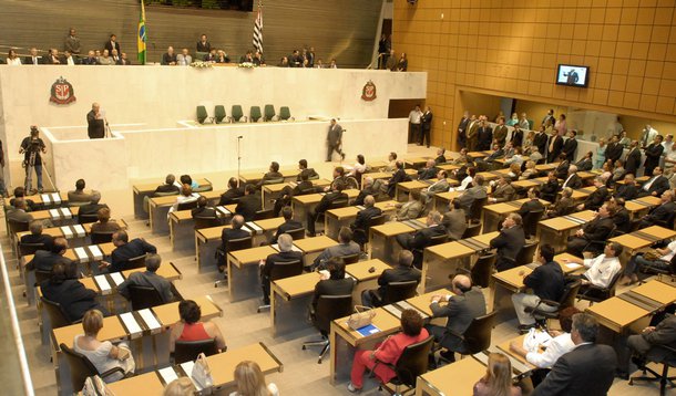 Disputa entre governistas paralisa Assembleia Legislativa