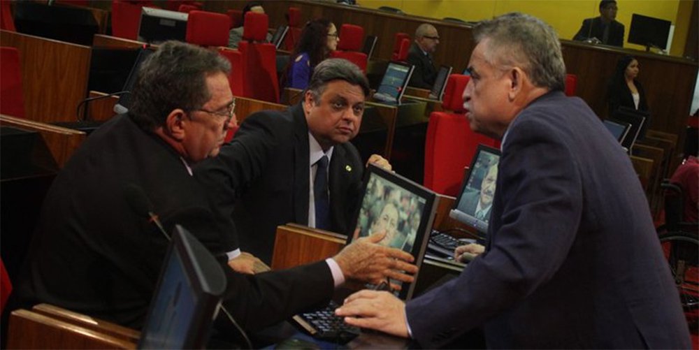 Deputados aprovam LDO, mas não entram em recesso