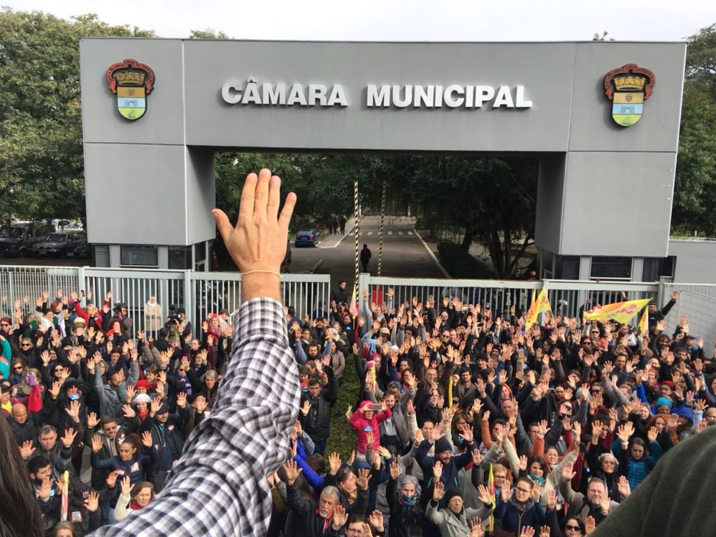 Após repressão policial, servidores aprovam greve em Porto Alegre