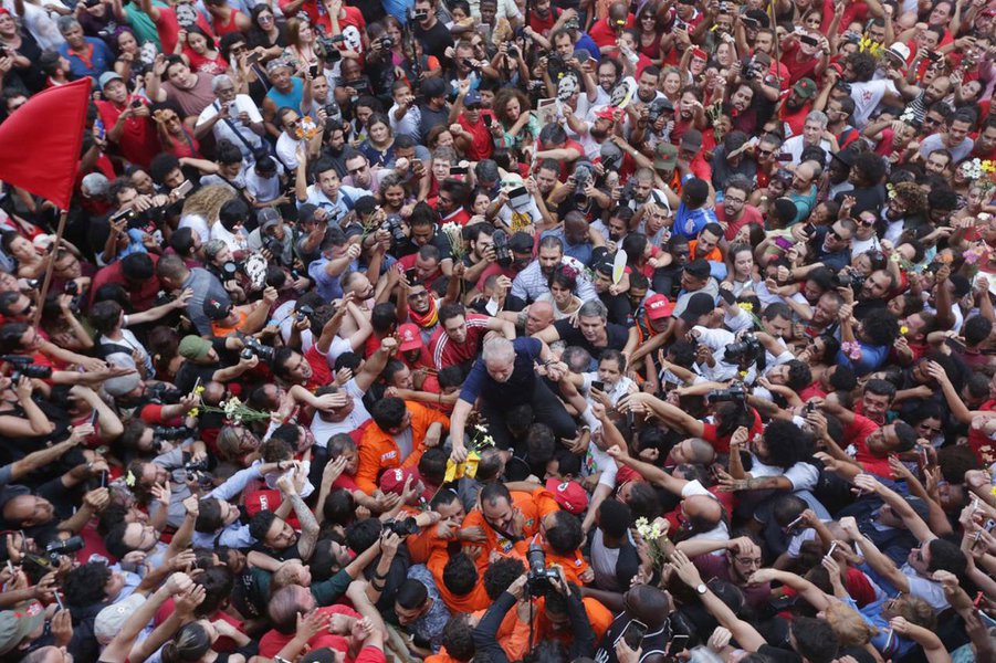 'Bolha eleitoral', 'pulverização de nicho, 'letargia eleitoral', as explicações rocambolescas da mídia para a eleição sem Lula