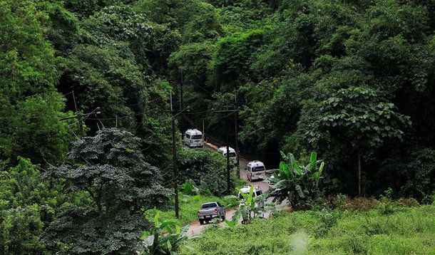 Todos os 12 meninos e treinador são resgatados de caverna na Tailândia