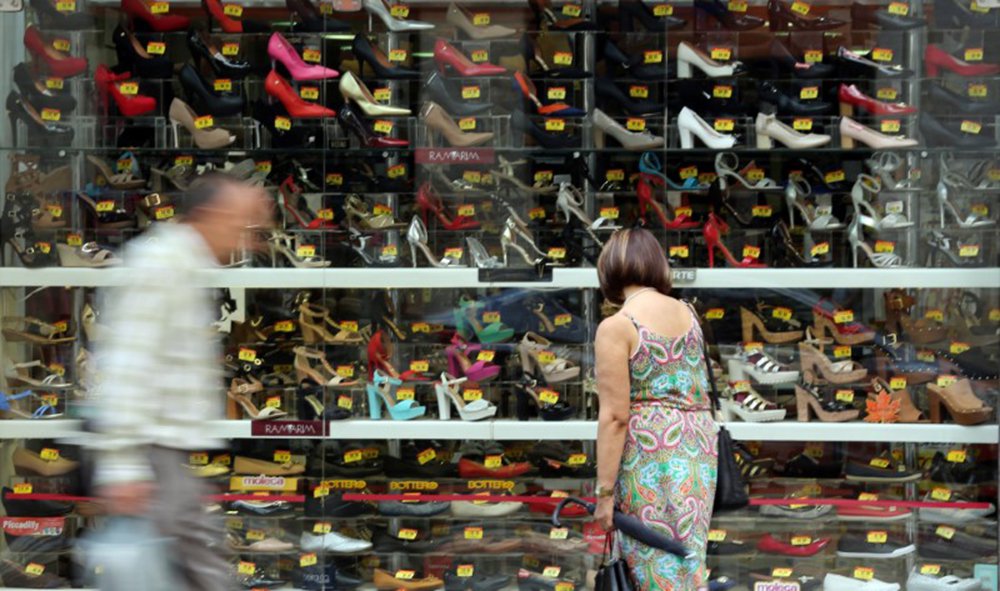 Confiança do consumidor cai 6,1% devido ao descrédito na economia