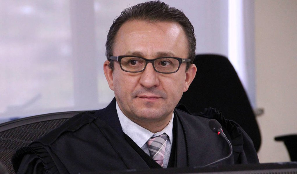 MP quer destituir desembargador que mandou soltar Lula