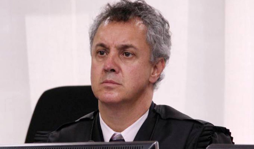 Desembargador ratifica manutenção da prisão de Lula