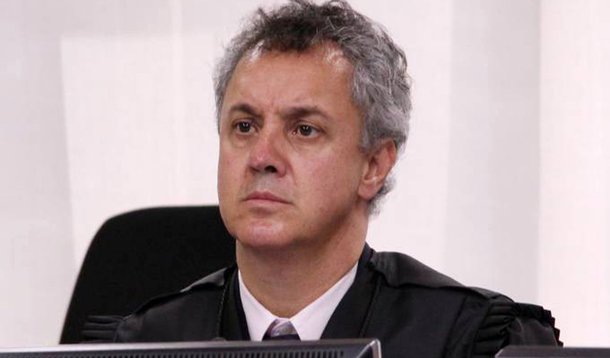Desembargador ratifica manutenção da prisão de Lula