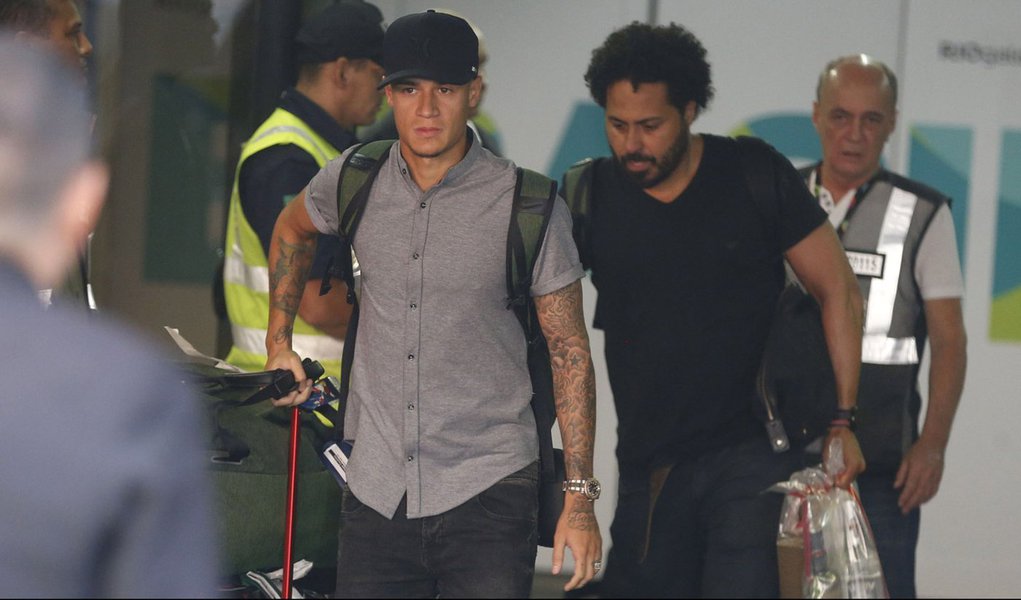 Jogadores e comissão do Brasil são recebidos com aplausos no Rio de Janeiro