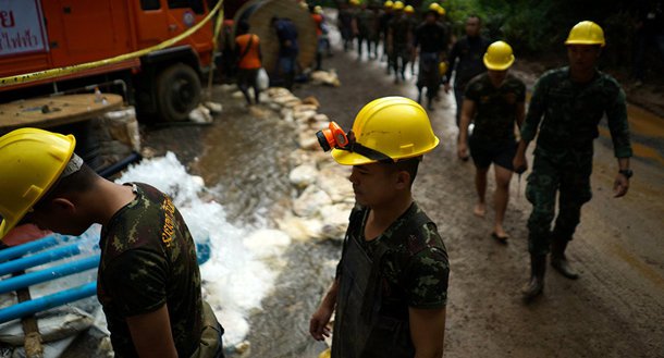Seis meninos são os primeiros resgatados de caverna na Tailândia