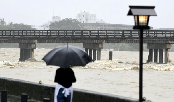 Dezenas de mortos e milhares de desabrigados por causa das cheias no Japão