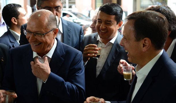 Alckmin está na marca do pênalti, diz Fernando Brito