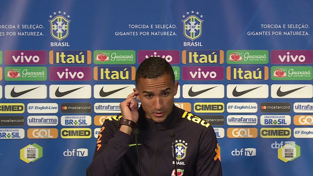 Danilo sofre lesão em treino e está fora da Copa