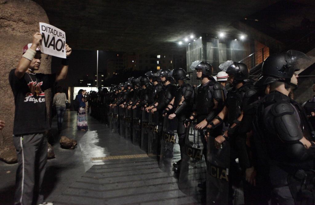 Democracia atrofiada versus mercado hipertrofiado
