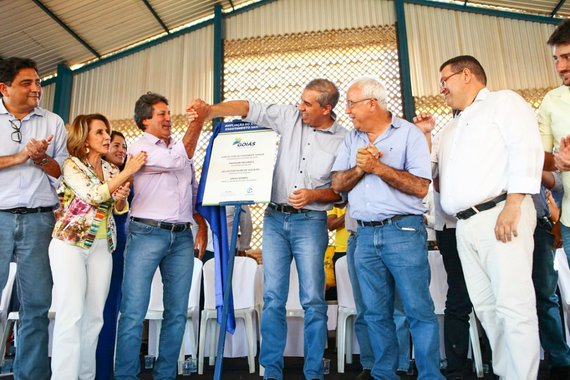 Eliton entrega benefícios em Itapuranga