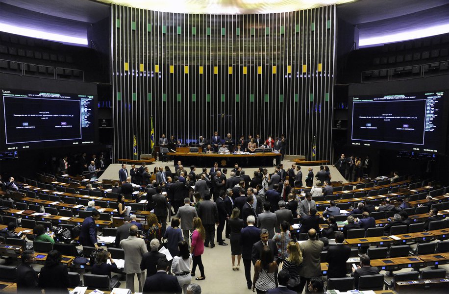 Relatório da LDO propõe congelar salários de servidores