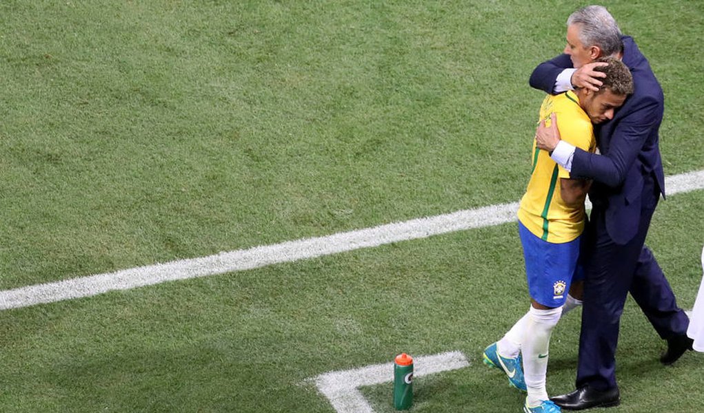Tite não deixa Neymar responder a Osorio e elogia comportamento do atacante
