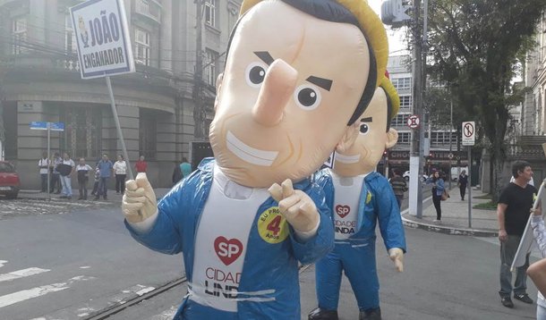 Doria é recebido por ‘pinóquios’ e gritos de ‘mentiroso’ em Santos