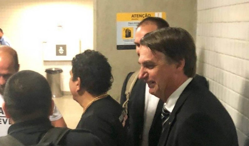 Bolsonaro se esconde em banheiro de aeroporto para fugir de xingamentos