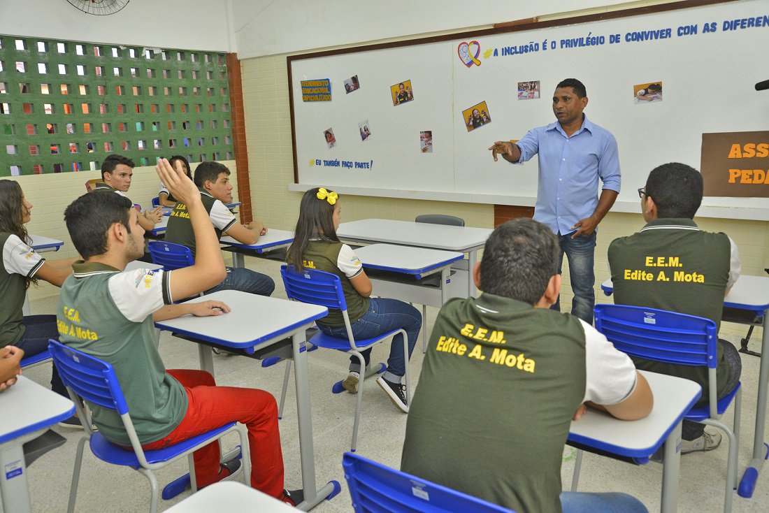 Governo deve contratar mais 2.500 professores para rede estadual de ensino
