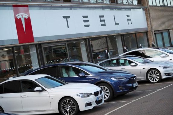 Bateria de carro da Tesla pegou fogo duas vezes após acidente fatal nos EUA, diz relatório