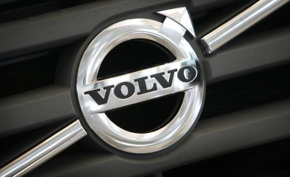 Volvo e FedEx testam tecnologia de comboio de caminhões em rodovia dos EUA