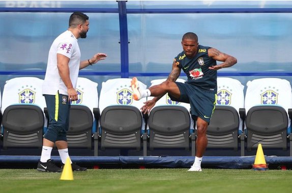 Douglas Costa volta aos treinos e pode ser opção contra Bélgica