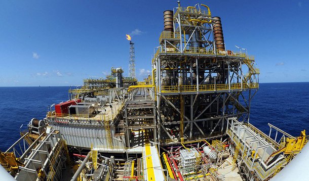 Projeto que lesa Petrobras é aprovado com voto contra da bancada do PT