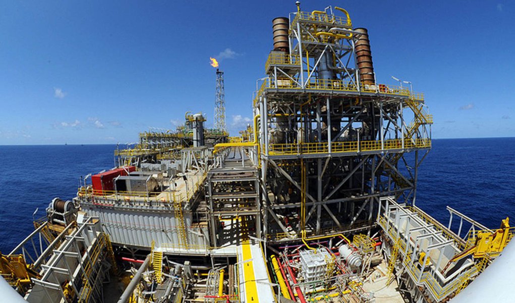 Projeto que lesa Petrobras é aprovado com voto contra da bancada do PT