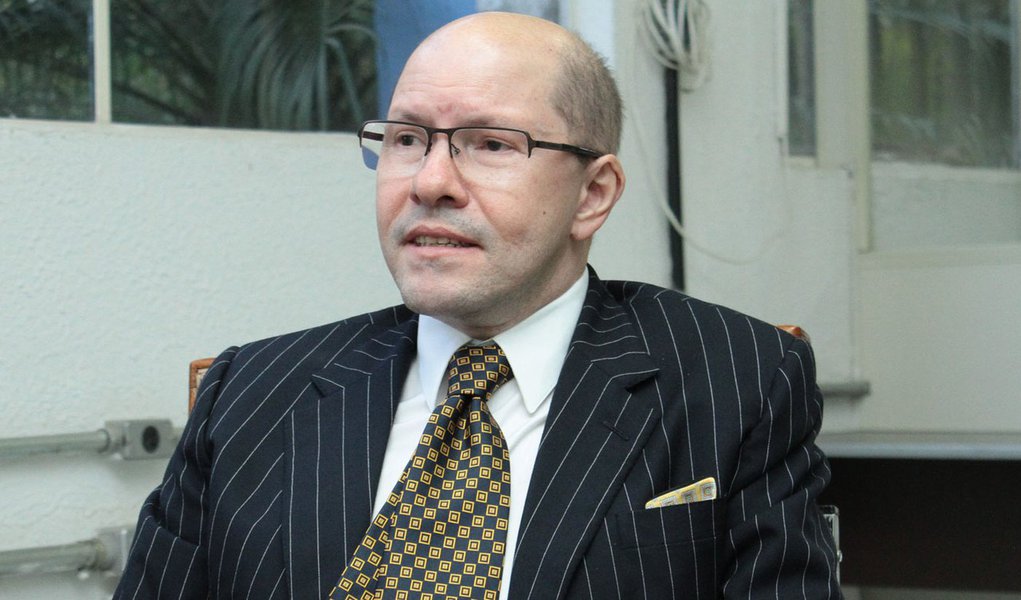 Demóstenes quer facilitar compra de carro para motoristas de aplicativos