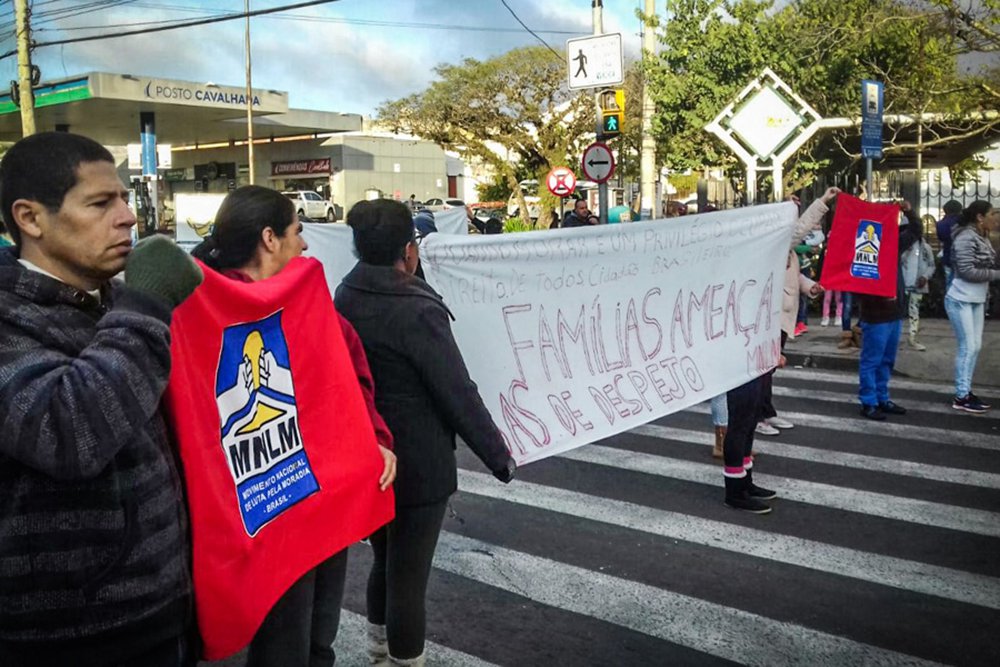 Moradores da Vila Maria protestam contra ameaça de despejo