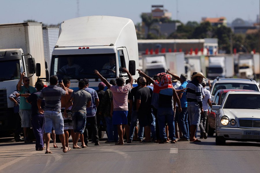 Pesquisa mostra que 45% dos caminhoneiros souberam da greve por WhatsApp