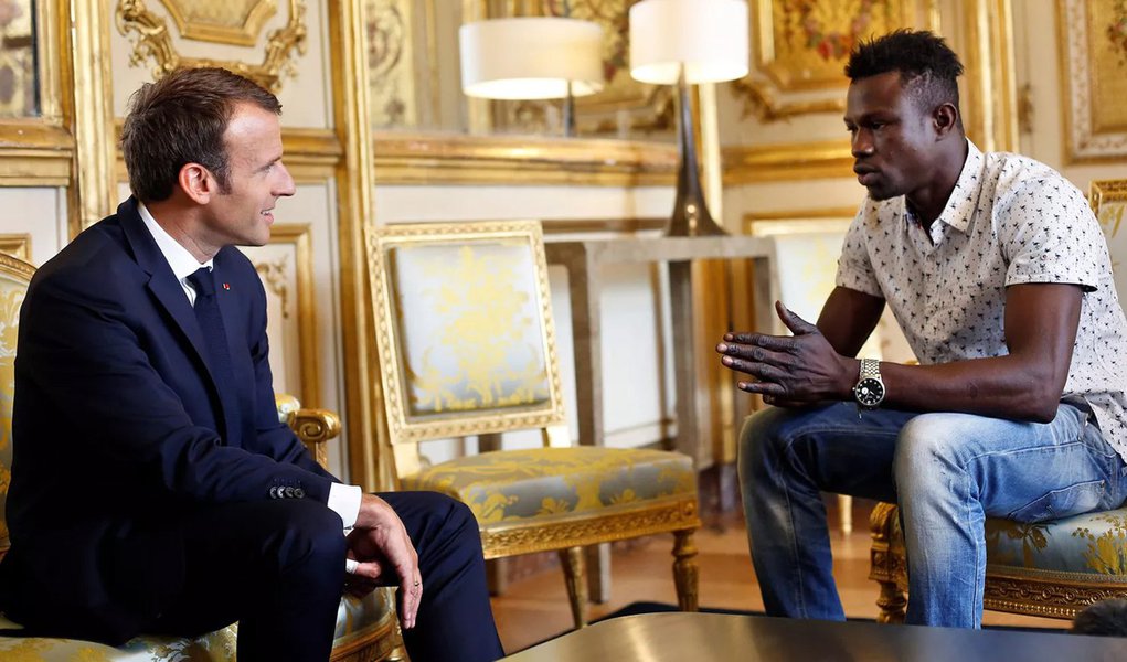 Imigrante malinês ganha cidadania francesa após socorrer criança em sacada