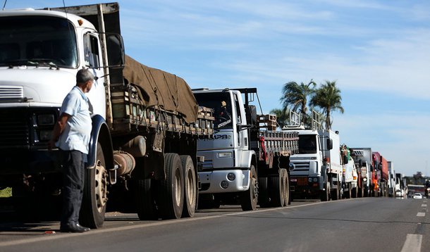 Greve continua e caminhoneiros bloqueiam rodovias em AL