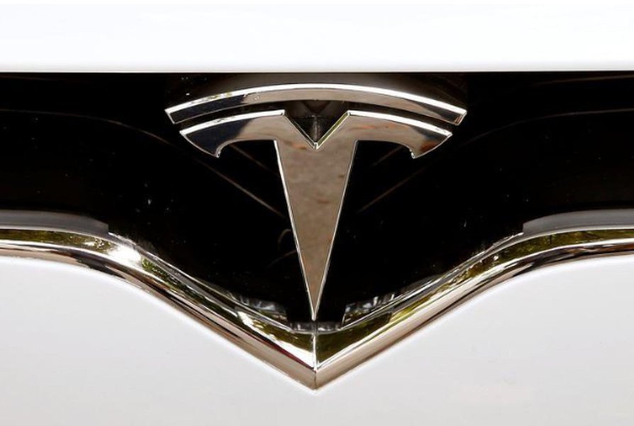 Tesla Model S bate em caminhão nos EUA