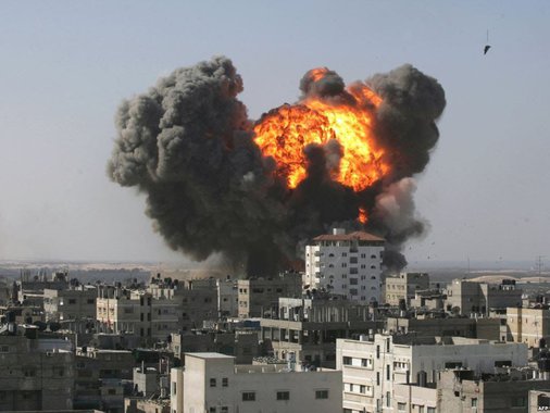 Israel faz maciços bombardeios contra a Síria; Damasco contra-ataca