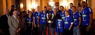 Pimentel recebe time campeão da Superliga de Vôlei